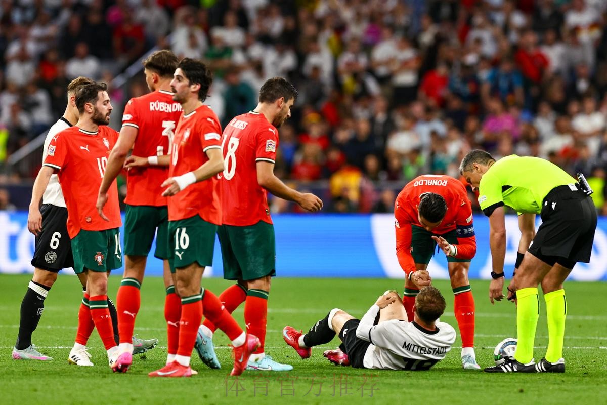 记者:欧足联应调查决赛前场外发生的那些耻辱事件